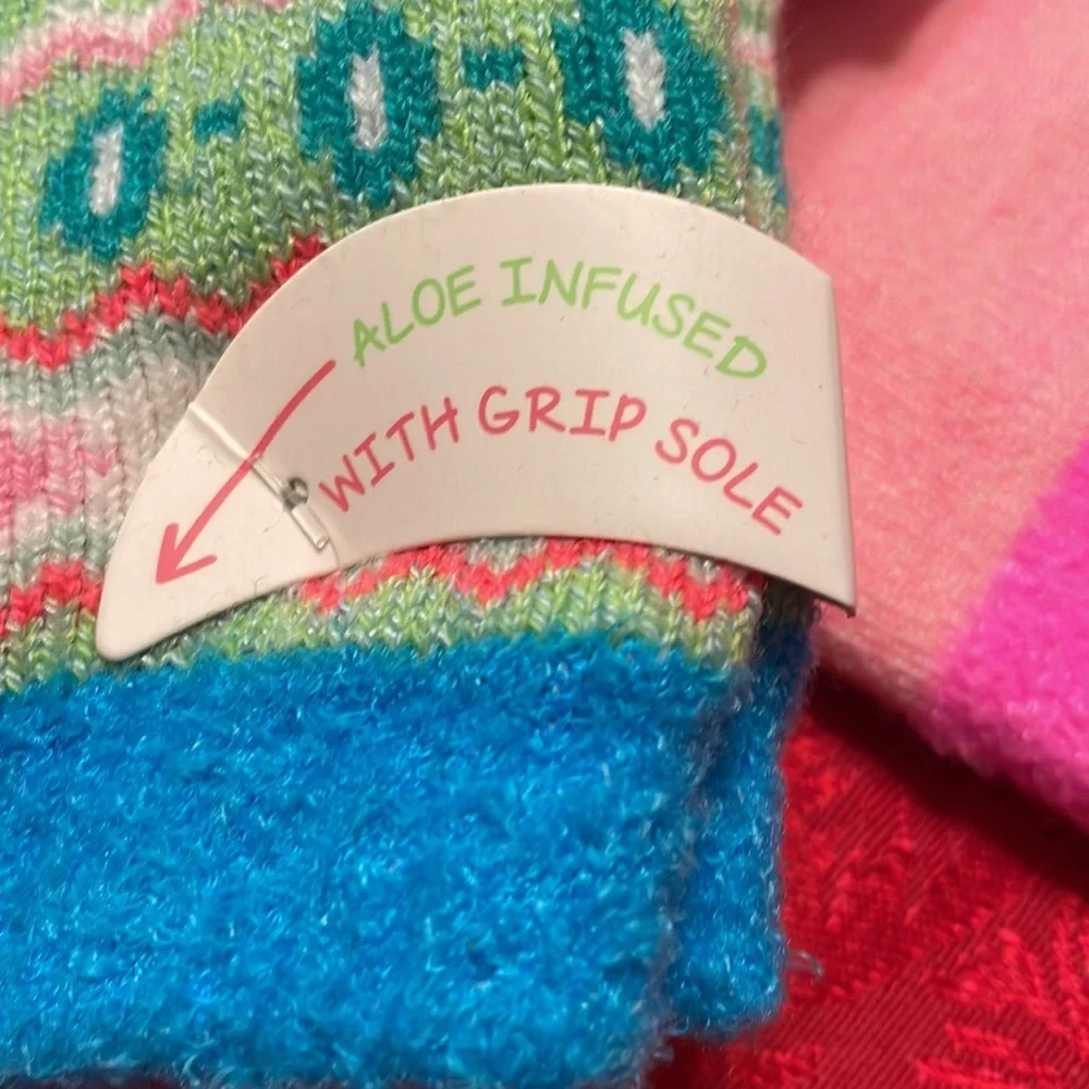 cozy comfy cabin socks with grip sole & aloe infused